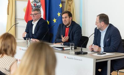 Am 17. Juni 2026 nahmen Staatssekret&auml;r Alexander Pr&ouml;ll (m.), Staatssekret&auml;r J&ouml;rg Leichtfried (l.) und Staatssekret&auml;r Josef Schellhorn (r.) am Pressefoyer nach dem Ministerrat teil.
