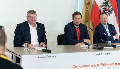 Am 17. Juni 2026 nahmen Staatssekret&auml;r Alexander Pr&ouml;ll (m.), Staatssekret&auml;r J&ouml;rg Leichtfried (l.) und Staatssekret&auml;r Josef Schellhorn (r.) am Pressefoyer nach dem Ministerrat teil.