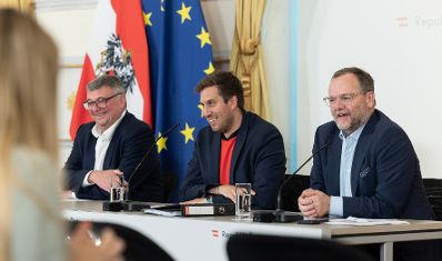 Am 17. Juni 2026 nahmen Staatssekret&auml;r Alexander Pr&ouml;ll (m.), Staatssekret&auml;r J&ouml;rg Leichtfried (l.) und Staatssekret&auml;r Josef Schellhorn (r.) am Pressefoyer nach dem Ministerrat teil.