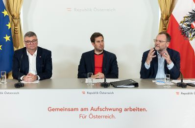 Am 17. Juni 2026 nahmen Staatssekret&auml;r Alexander Pr&ouml;ll (m.), Staatssekret&auml;r J&ouml;rg Leichtfried (l.) und Staatssekret&auml;r Josef Schellhorn (r.) am Pressefoyer nach dem Ministerrat teil.