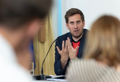 Am 17. Juni 2026 nahmen Staatssekret&auml;r Alexander Pr&ouml;ll (im Bild), Staatssekret&auml;r J&ouml;rg Leichtfried und Staatssekret&auml;r Josef Schellhorn am Pressefoyer nach dem Ministerrat teil.