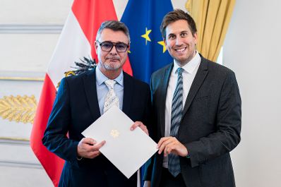 Am 18. Juni 2026 bestellte der Bundeskanzler Vertreterinnen und Vertreter der Wirtschaft zu Mitgliedern der bei der Bundesanstalt "Statistik &Ouml;sterreich" eingerichteten Wirtschaftskurie. Im Bild Staatssekret&auml;r Alexander Pr&ouml;ll (r.) bei der &Uuml;berreichung.