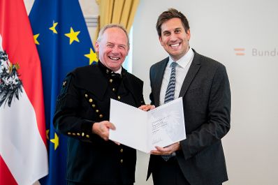Am 18. Juni 2026 bestellte der Bundeskanzler Vertreterinnen und Vertreter der Wirtschaft zu Mitgliedern der bei der Bundesanstalt "Statistik &Ouml;sterreich" eingerichteten Wirtschaftskurie. Im Bild Staatssekret&auml;r Alexander Pr&ouml;ll (r.) bei der &Uuml;berreichung.