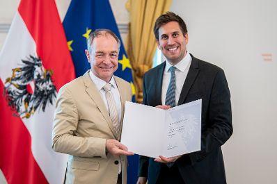 Am 18. Juni 2026 bestellte der Bundeskanzler Vertreterinnen und Vertreter der Wirtschaft zu Mitgliedern der bei der Bundesanstalt "Statistik &Ouml;sterreich" eingerichteten Wirtschaftskurie. Im Bild Staatssekret&auml;r Alexander Pr&ouml;ll (r.) bei der &Uuml;berreichung.