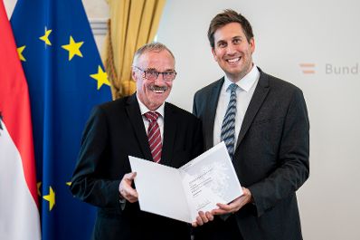Am 18. Juni 2026 bestellte der Bundeskanzler Vertreterinnen und Vertreter der Wirtschaft zu Mitgliedern der bei der Bundesanstalt "Statistik &Ouml;sterreich" eingerichteten Wirtschaftskurie. Im Bild Staatssekret&auml;r Alexander Pr&ouml;ll (r.) bei der &Uuml;berreichung.