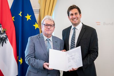 Am 18. Juni 2026 bestellte der Bundeskanzler Vertreterinnen und Vertreter der Wirtschaft zu Mitgliedern der bei der Bundesanstalt "Statistik &Ouml;sterreich" eingerichteten Wirtschaftskurie. Im Bild Staatssekret&auml;r Alexander Pr&ouml;ll (r.) bei der &Uuml;berreichung.