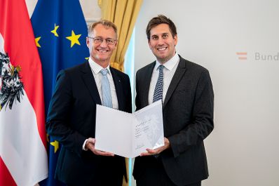 Am 18. Juni 2026 bestellte der Bundeskanzler Vertreterinnen und Vertreter der Wirtschaft zu Mitgliedern der bei der Bundesanstalt "Statistik &Ouml;sterreich" eingerichteten Wirtschaftskurie. Im Bild Staatssekret&auml;r Alexander Pr&ouml;ll (r.) bei der &Uuml;berreichung.