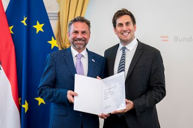 Am 18. Juni 2026 bestellte der Bundeskanzler Vertreterinnen und Vertreter der Wirtschaft zu Mitgliedern der bei der Bundesanstalt "Statistik &Ouml;sterreich" eingerichteten Wirtschaftskurie. Im Bild Staatssekret&auml;r Alexander Pr&ouml;ll (r.) bei der &Uuml;berreichung.