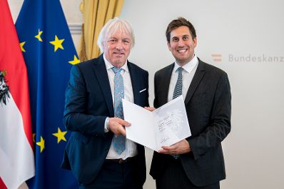 Am 18. Juni 2026 bestellte der Bundeskanzler Vertreterinnen und Vertreter der Wirtschaft zu Mitgliedern der bei der Bundesanstalt "Statistik &Ouml;sterreich" eingerichteten Wirtschaftskurie. Im Bild Staatssekret&auml;r Alexander Pr&ouml;ll (r.) bei der &Uuml;berreichung.