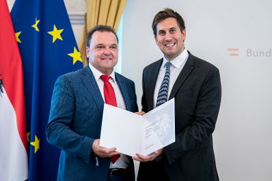 Am 18. Juni 2026 bestellte der Bundeskanzler Vertreterinnen und Vertreter der Wirtschaft zu Mitgliedern der bei der Bundesanstalt "Statistik &Ouml;sterreich" eingerichteten Wirtschaftskurie. Im Bild Staatssekret&auml;r Alexander Pr&ouml;ll (r.) bei der &Uuml;berreichung.