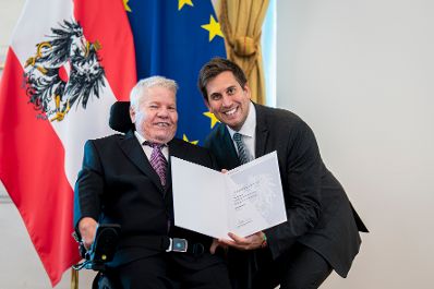 Am 18. Juni 2026 bestellte der Bundeskanzler Vertreterinnen und Vertreter der Wirtschaft zu Mitgliedern der bei der Bundesanstalt "Statistik &Ouml;sterreich" eingerichteten Wirtschaftskurie. Im Bild Staatssekret&auml;r Alexander Pr&ouml;ll (r.) bei der &Uuml;berreichung.