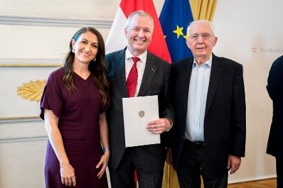 Am 18. Juni 2026 bestellte der Bundeskanzler Vertreterinnen und Vertreter der Wirtschaft zu Mitgliedern der bei der Bundesanstalt "Statistik &Ouml;sterreich" eingerichteten Wirtschaftskurie. Im Bild Staatssekret&auml;r Alexander Pr&ouml;ll (r.) bei der &Uuml;berreichung.