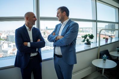 Am 24. Juni 2026 besuchte Staatssekret&auml;r Alexander Pr&ouml;ll (r.) das Solve For Tomorrow Lab. Im Bild mit dem Pr&auml;sident von Samsung Electronics &Ouml;sterreich und Schweiz, Dario Casari (l.).