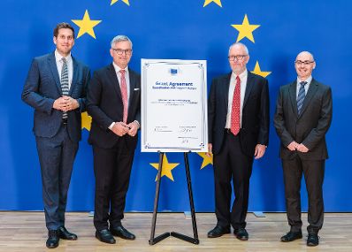 Am 29.06.2026 gab Staatssekret&auml;r Alexander Pr&ouml;ll (l.) gemeinsam mit EU-Kommissar Magnus Brunner (2.v.l.), Jonathan Boyd (r.) und Erik Jones (2.v.r.) eine Pressekonferenz zum Thema EU-Forschungsnetzwerk NERON (Network for European Research on Jewish Life and Antisemitism).