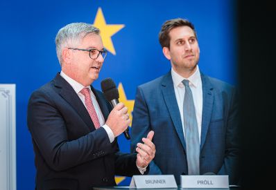 Am 29.06.2026 gab Staatssekret&auml;r Alexander Pr&ouml;ll (r.) gemeinsam mit EU-Kommissar Magnus Brunner (l.), Jonathan Boyd und Erik Jones eine Pressekonferenz zum Thema EU-Forschungsnetzwerk NERON (Network for European Research on Jewish Life and Antisemitism).