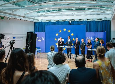 Am 29.06.2026 gab Staatssekret&auml;r Alexander Pr&ouml;ll gemeinsam mit EU-Kommissar Magnus Brunner Jonathan Boyd und Erik Jones eine Pressekonferenz zum Thema EU-Forschungsnetzwerk NERON (Network for European Research on Jewish Life and Antisemitism).