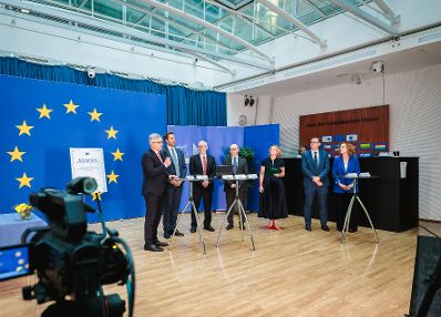 Am 29.06.2026 gab Staatssekret&auml;r Alexander Pr&ouml;ll (2.v.l.) gemeinsam mit EU-Kommissar Magnus Brunner (l.), Jonathan Boyd (m.) und Erik Jones (m.r.) eine Pressekonferenz zum Thema EU-Forschungsnetzwerk NERON (Network for European Research on Jewish Life and Antisemitism).