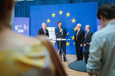 Am 29.06.2026 gab Staatssekret&auml;r Alexander Pr&ouml;ll (2.v.l.) gemeinsam mit EU-Kommissar Magnus Brunner (l.), Jonathan Boyd (r.) und Erik Jones (2.v.r.) eine Pressekonferenz zum Thema EU-Forschungsnetzwerk NERON (Network for European Research on Jewish Life and Antisemitism).