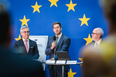Am 29.06.2026 gab Staatssekret&auml;r Alexander Pr&ouml;ll (m.) gemeinsam mit EU-Kommissar Magnus Brunner (l.), Jonathan Boyd und Erik Jones (r.) eine Pressekonferenz zum Thema EU-Forschungsnetzwerk NERON (Network for European Research on Jewish Life and Antisemitism).