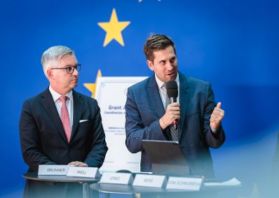 Am 29.06.2026 gab Staatssekret&auml;r Alexander Pr&ouml;ll (r.) gemeinsam mit EU-Kommissar Magnus Brunner (l.), Jonathan Boyd und Erik Jones eine Pressekonferenz zum Thema EU-Forschungsnetzwerk NERON (Network for European Research on Jewish Life and Antisemitism).