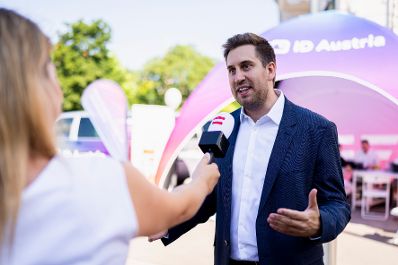 Am 29. Juni 2026 nahm Staatssekret&auml;r Alexander Pr&ouml;ll (im Bild) am Start der ID Austria Servicetour 2026 teil.
