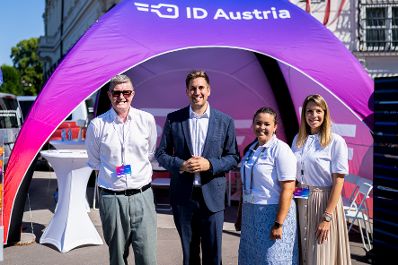 Am 29. Juni 2026 nahm Staatssekret&auml;r Alexander Pr&ouml;ll (2.v.l.) am Start der ID Austria Servicetour 2026 teil.