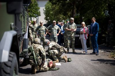 Am 1. Juli 2026 besuchte Staatssekret&auml;r Alexander Pr&ouml;ll (r.) gemeinsam mit Bundesministerin Klaudia Tanner (2.v.r.) die 7. J&auml;gerbrigade in Klagenfurt.