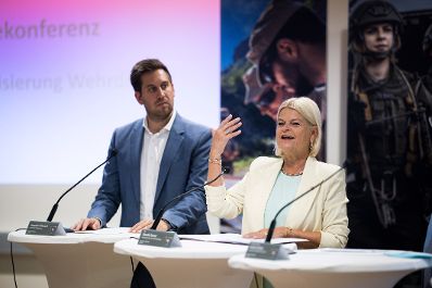 Am 2. Juli 2026 gab Staatssekret&auml;r Alexander Pr&ouml;ll (l.) gemeinsam mit Bundesministerin Klaudia Tanner (r.) eine Pressekonferenz zum Thema &bdquo;Digitalisierung Wehrdienst&ldquo;.