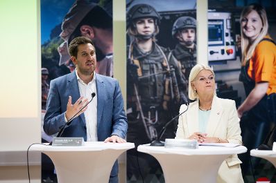 Am 2. Juli 2026 gab Staatssekret&auml;r Alexander Pr&ouml;ll (l.) gemeinsam mit Bundesministerin Klaudia Tanner (r.) eine Pressekonferenz zum Thema &bdquo;Digitalisierung Wehrdienst&ldquo;.