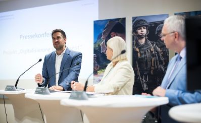 Am 2. Juli 2026 gab Staatssekret&auml;r Alexander Pr&ouml;ll (l.) gemeinsam mit Bundesministerin Klaudia Tanner eine Pressekonferenz zum Thema &bdquo;Digitalisierung Wehrdienst&ldquo;.