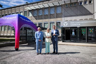 Am 2. Juli 2026 pr&auml;sentierte Staatssekret&auml;r Alexander Pr&ouml;ll (r.) gemeinsam mit Bundesministerin Klaudia Tanner (m.) das das neue digitale Stellungsverfahren &uuml;ber &bdquo;bundesheeronline.at&ldquo;.
