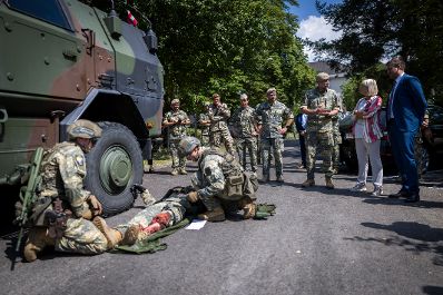 Am 1. Juli 2026 besuchte Staatssekret&auml;r Alexander Pr&ouml;ll (r.) gemeinsam mit Bundesministerin Klaudia Tanner (2.v.r.) die 7. J&auml;gerbrigade in Klagenfurt.