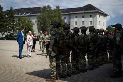 Am 1. Juli 2026 besuchte Staatssekret&auml;r Alexander Pr&ouml;ll (l.) gemeinsam mit Bundesministerin Klaudia Tanner (2.v.l.) die 7. J&auml;gerbrigade in Klagenfurt.