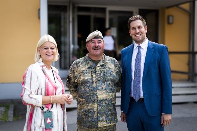 Am 1. Juli 2026 besuchte Staatssekret&auml;r Alexander Pr&ouml;ll (r.) gemeinsam mit Bundesministerin Klaudia Tanner (l.) die 7. J&auml;gerbrigade in Klagenfurt.