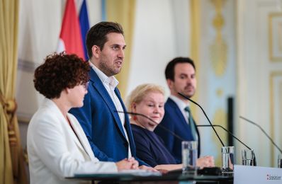 Am 1. Juli 2026 nahmen Staatssekret&auml;r Alexander Pr&ouml;ll (2.v.l.), Bundesministerin Korinna Schumann (2.v.r.), Bundesminister Christoph Wiederkehr (r.) und Staatssekret&auml;rin Elisabeth Zehetner (l.) am Pressefoyer nach dem Ministerrat teil.