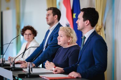 Am 1. Juli 2026 nahmen Staatssekret&auml;r Alexander Pr&ouml;ll (2.v.l.), Bundesministerin Korinna Schumann (2.v.r.), Bundesminister Christoph Wiederkehr (r.) und Staatssekret&auml;rin Elisabeth Zehetner (l.) am Pressefoyer nach dem Ministerrat teil.