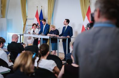 Am 1. Juli 2026 nahmen Staatssekret&auml;r Alexander Pr&ouml;ll (2.v.l.), Bundesministerin Korinna Schumann (2.v.r.), Bundesminister Christoph Wiederkehr (r.) und Staatssekret&auml;rin Elisabeth Zehetner (l.) am Pressefoyer nach dem Ministerrat teil.
