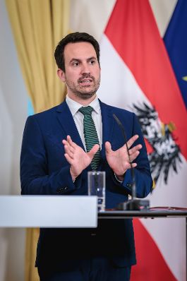 Am 1. Juli 2026 nahmen Staatssekret&auml;r Alexander Pr&ouml;ll, Bundesministerin Korinna Schumann, Bundesminister Christoph Wiederkehr (im Bild) und Staatssekret&auml;rin Elisabeth Zehetner am Pressefoyer nach dem Ministerrat teil.