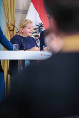 Am 1. Juli 2026 nahmen Staatssekret&auml;r Alexander Pr&ouml;ll, Bundesministerin Korinna Schumann (im Bild), Bundesminister Christoph Wiederkehr und Staatssekret&auml;rin Elisabeth Zehetner am Pressefoyer nach dem Ministerrat teil.