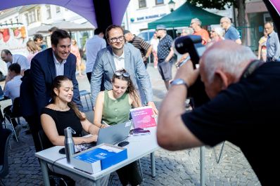 Am 3. Juli 2026 nahm Staatssekret&auml;r Alexander Pr&ouml;ll (l.) an der ID Austria Servicetour 2026 in Eisenstadt teil.