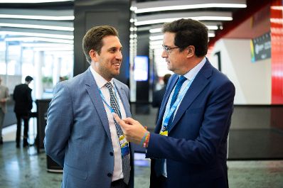 Am 6. Juli 2026 reiste Staatssekret&auml;r Alexander Pr&ouml;ll (l.) zu einem Arbeitsbesuch nach Genf. Im Bild mit dem spanischen Minister f&uuml;r digitale Transformation und &ouml;ffentlichen Dienst &Oacute;scar L&oacute;pez &Aacute;gueda (r.), beim &bdquo;Global Dialogue on AI Governance&ldquo; im Palexpo Konferenzzentrum.