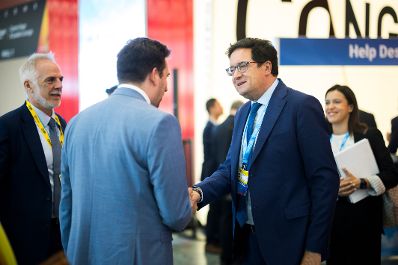 Am 6. Juli 2026 reiste Staatssekret&auml;r Alexander Pr&ouml;ll (2.v.l.) zu einem Arbeitsbesuch nach Genf. Im Bild mit dem spanischen Minister f&uuml;r digitale Transformation und &ouml;ffentlichen Dienst &Oacute;scar L&oacute;pez &Aacute;gueda (2.v.r.), beim &bdquo;Global Dialogue on AI Governance&ldquo; im Palexpo Konferenzzentrum.