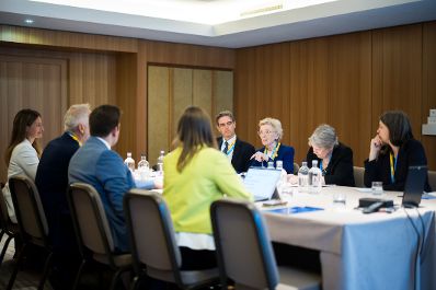 Am 6. Juli 2026 reiste Staatssekret&auml;r Alexander Pr&ouml;ll zu einem Arbeitsbesuch nach Genf. Im Bild bei einem Arbeitsgespr&auml;ch mit Mary Robinson und Helen Clark von der Organisation &sbquo;the Elders&lsquo;.