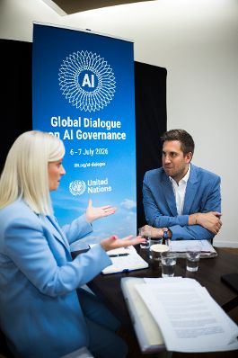 Am 6. Juli 2026 reiste Staatssekret&auml;r Alexander Pr&ouml;ll (r.) zu einem Arbeitsbesuch nach Genf. Im Bild bei einem biliteralen Gespr&auml;ch mit der irischen Staatsministerin f&uuml;r K&uuml;nstliche Intelligenz und digitale Transformation Niamh Smyth (l.).