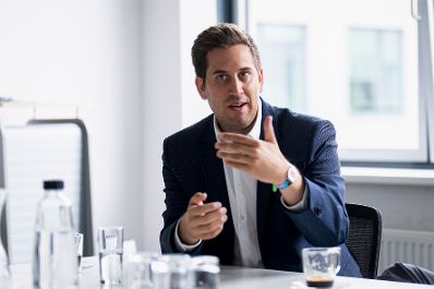 Am 9. Juli 2026 nahm Staatssekret&auml;r Alexander Pr&ouml;ll (im Bild) an einem Pressgespr&auml;ch mit der Westbahn teil.