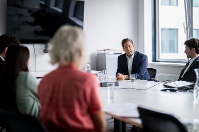 Am 9. Juli 2026 nahm Staatssekret&auml;r Alexander Pr&ouml;ll (2.v.r.) an einem Pressgespr&auml;ch mit der Westbahn teil.