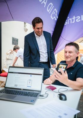 Am 14. Juli 2026 nahm Staatssekret&auml;r Alexander Pr&ouml;ll (l.) an der ID Austria Servicetour 2026 in Krems teil.