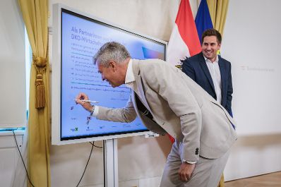 Am 14. Juli 2026 gab Staatssekret&auml;r Alexander Pr&ouml;ll (r.) eine Pressekonferenz anl&auml;sslich der Unterzeichnung des Pakts f&uuml;r Digitale Kompetenzen.