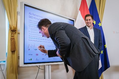 Am 14. Juli 2026 gab Staatssekret&auml;r Alexander Pr&ouml;ll (r.) eine Pressekonferenz anl&auml;sslich der Unterzeichnung des Pakts f&uuml;r Digitale Kompetenzen.