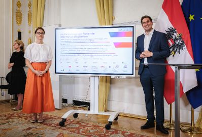 Am 14. Juli 2026 gab Staatssekret&auml;r Alexander Pr&ouml;ll (r.) eine Pressekonferenz anl&auml;sslich der Unterzeichnung des Pakts f&uuml;r Digitale Kompetenzen.